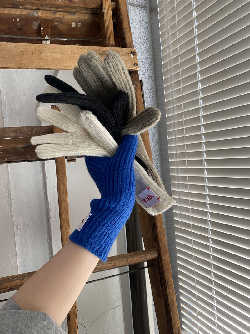 Knit hole gloves